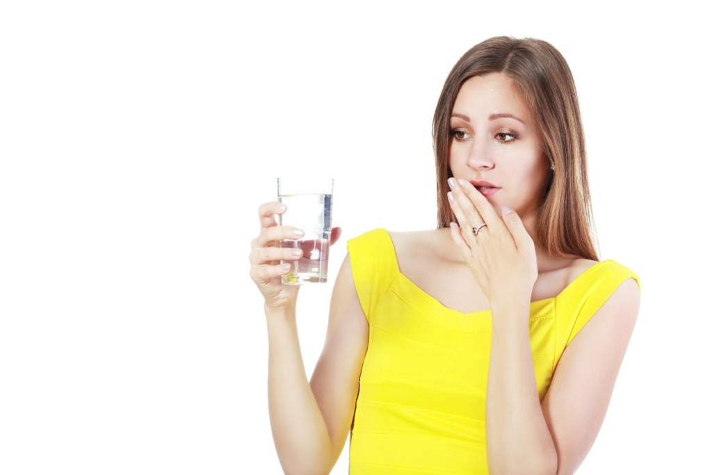 水を飲んでいる女性の写真