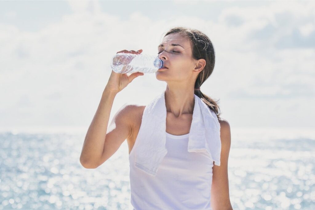 ウォータ―サーバーのお水を飲む女性