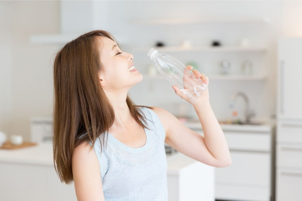 水を飲む女性